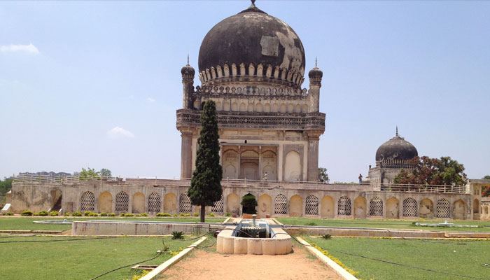 रूहानी ने हैदराबाद के कुतुब शाही मकबरे का किया दीदार