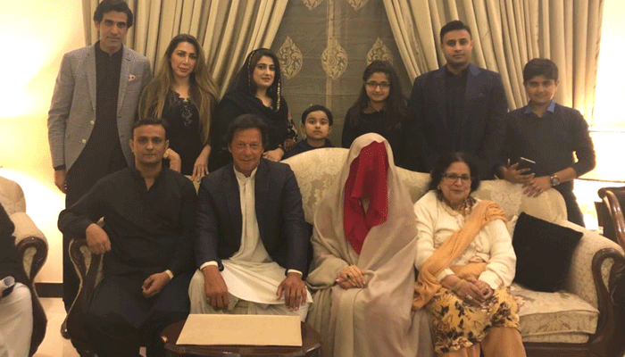 इमरान खान ने बुशरा मनेका से की तीसरी शादी, लाहौर में हुआ निकाह