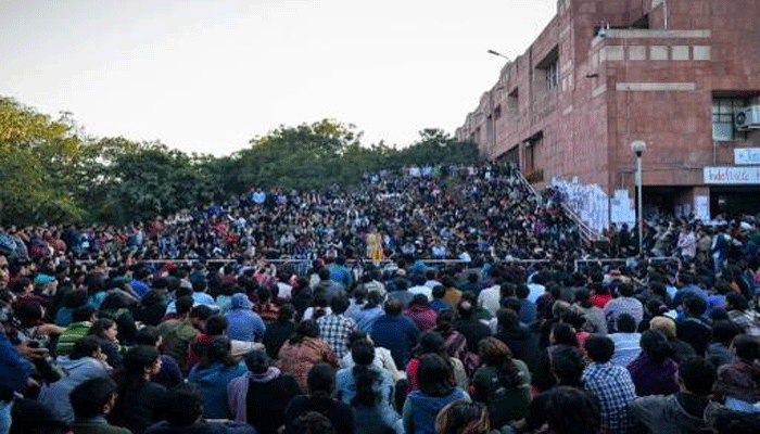 JNU में वीसी के खिलाफ प्रदर्शन कर रहे छात्रों और पुलिसबल के बीच झड़प