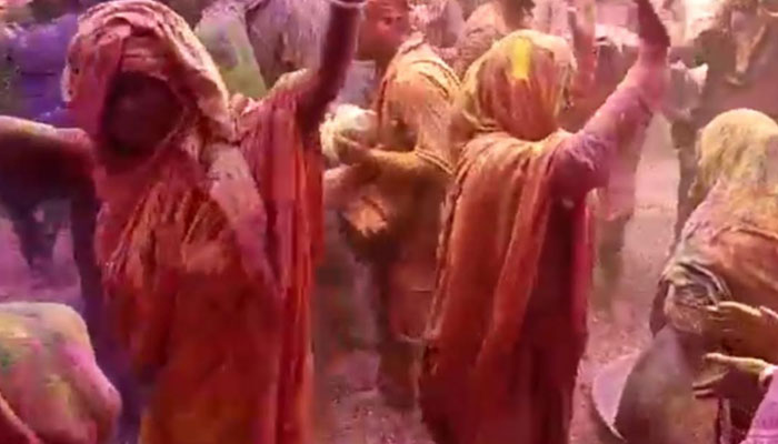 विधवाएँ मोदी से खेलेंगी होली ,कान्हा का प्रसादी रंग लेकर दिल्ली रवाना