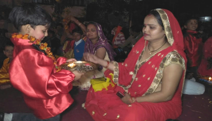गोरखपुर: बच्चों ने 'मातृ-पितृ पूजन दिवस' के रूप में मनाया वैलेंटाइन डे 