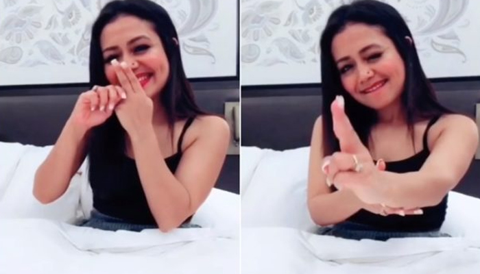 VIDEO: नेहा कक्कड़ ने उतारी प्रिया प्रकाश की नक़ल, यूजर्स ने दिया ऐसा जवाब...