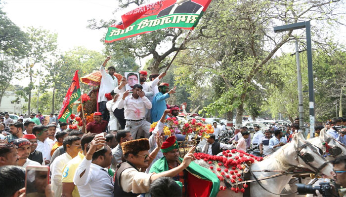 उप चुनाव मतगणना: गोरखपुर में भी साइकिल आगे, बन सकता है इतिहास