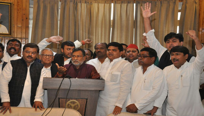 UP विधान सभा में SP, BSP और कांग्रेस के विधायक धरने पर बैठे
