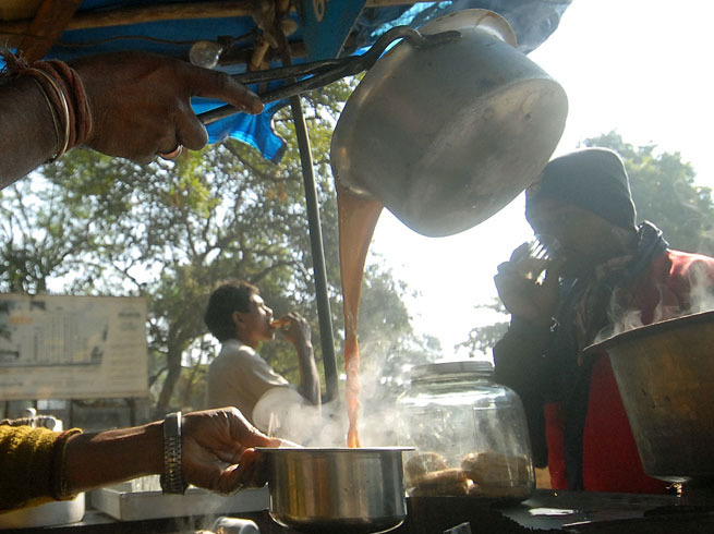 सोशल मीडिया पर VIRAL हुआ ये चायवाला, कमाई सुन अमीरों के छूटेंगे पसीने