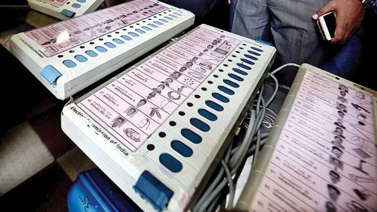 आयोग चुनावी तैयारियों में जुटा, बैलट पेपर से विपक्षी दलों ने चुनाव की उठाई आवाज 
