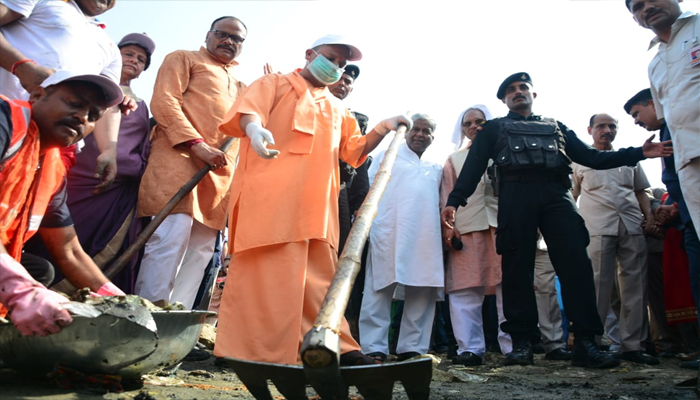 PHOTOS: गोमती सफाई अभियान के तहत CM ने की नदी की सफाई, इन मंत्रियों ने जुटाया हाथ