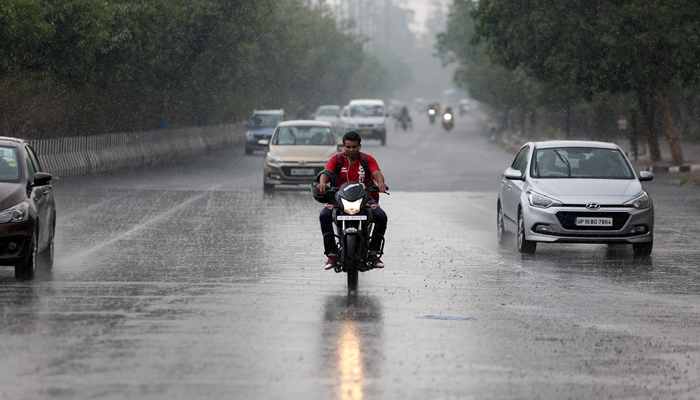 LIVE: दिल्ली-एनसीआर में बदला मौसम, आंधी-बारिश से दो दर्जन फ्लाईट डायवर्ट
