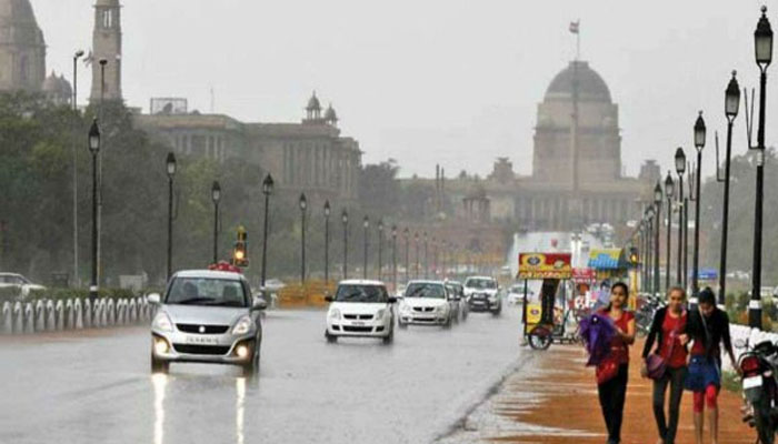 दिल्ली—एनसीआर में रुक रुककर बरस रहीं बरखा रानी, मौसम हुआ सुहावना