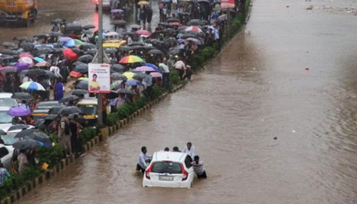 सपनों की नगरी में PRE-MONSOON बारिश बनी आफत, थमी रफ्तार