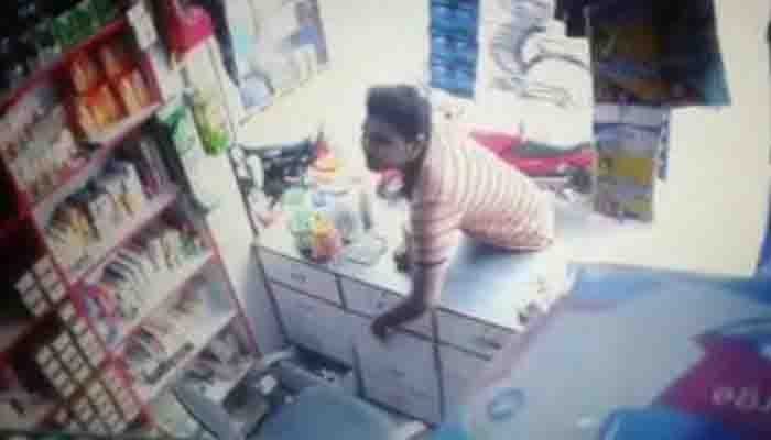 यूपी : मुड़ा दुकान मालिक, चोर ने उड़ा दिए 16 हजार, CCTV में कैद