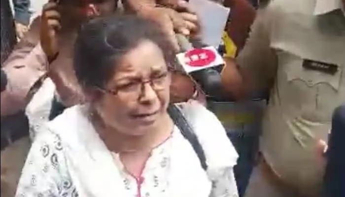जनता दरबार में इस महिला टीचर ने CM को कहा-चोर तो मुख्यमंत्री ने दिया सस्पेंड का आदेश