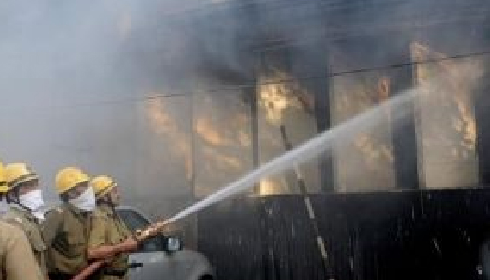 भीषण आग की चपेट में मुंबई का फोर्ट इलाका, 2 दमकलकर्मी घायल