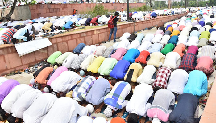 PHOTOS: टीले वाली मस्जिद पर अलविदा की नमाज पढ़ने जमा हुई लाखों की भीड़
