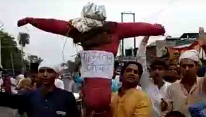 ईद की नमाज के बाद पाकिस्‍तान के खिलाफ नारेबाजी, भीड़ ने जलाया पुतला
