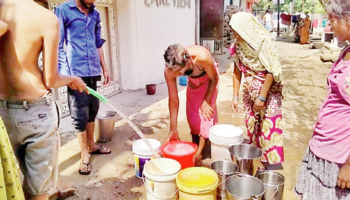 वाराणसी: गंगा के जलस्तर में कमी से बिगड़े हालात