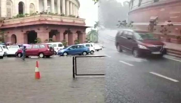 दिल्ली में झमाझम बारिश, संसद में हुआ जलभराव
