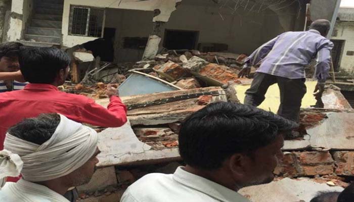 विदिशा में 2 मंजिला इमारत ढही, दबे 4 लोगों में 3 को निकाला गया बाहर