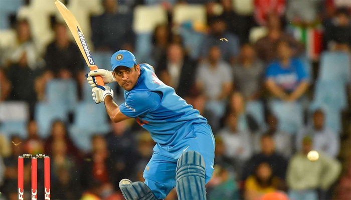 वनडे क्रिकेट में 10,000 रन बनाने वाले दूसरे विकेटकीपर बने धोनी