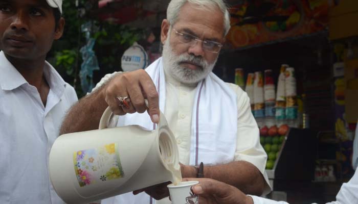 कौन हैं जूनियर मोदी, PM के आगमन पर लखनऊ में बांटी चाय