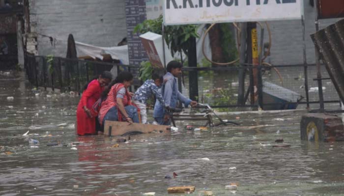 भारी बारिश ने ‘लखनऊ’ में मचाई आफत, तैरकर पहुंचे मरीज अस्पताल