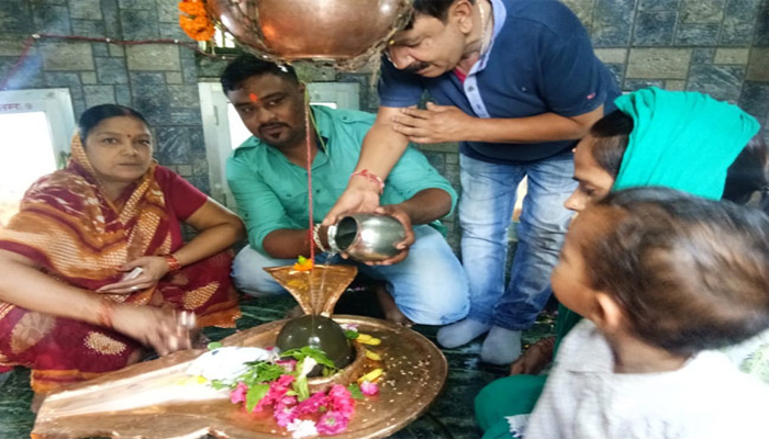 IN PICS: सावन के महीने से पहले ही शिवालयों में उमड़ी शिवभक्तों की भीड़