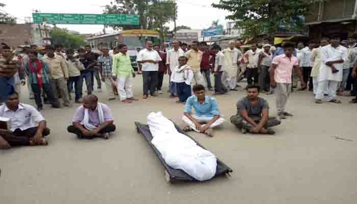 यूपी : BJP नेता की हत्या पर आक्रोश, NH जाम कर किया प्रदर्शन