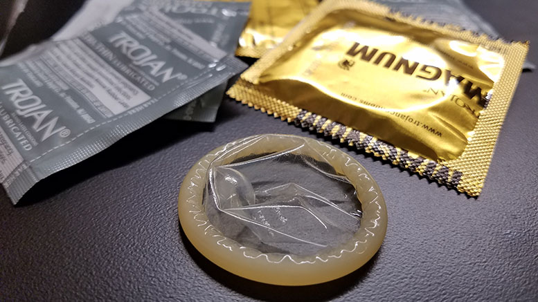 नकली कंडोम से रहें सावधान: कहीं आप भी तो नहीं कर रहे इसका इस्तेमाल