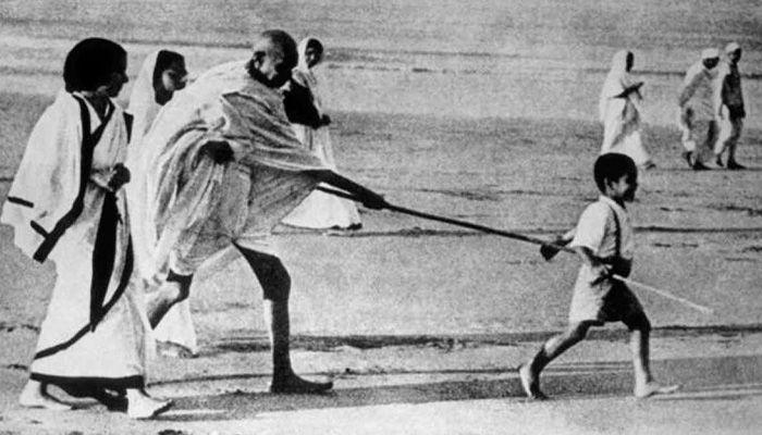 महात्मा गांधी के देश में असली होने की त्रासदी
