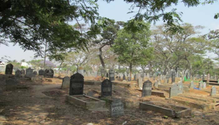 कब्रिस्तान से मुर्दों की खोपड़ी गायब, कब्रें खोदकर निकाली गई खोपडि़यां