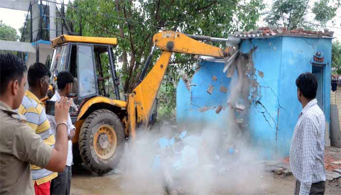 नोएडा प्राधिकरण को याद आए अवैध निर्माण, अब इस वजह से चलाया बुलडोजर