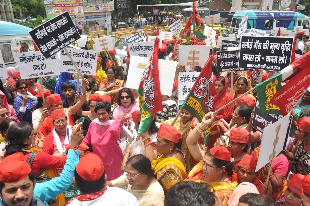 सपा कार्यकर्ताओं ने महंगाई और लॉ एंड आर्डर पर किया सवाल, बदले में जमकर चली लाठियां