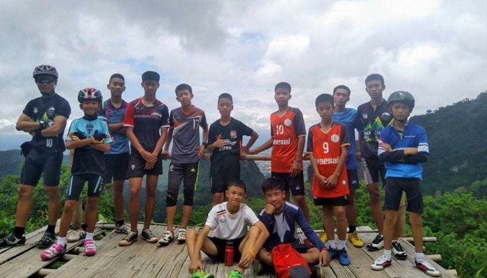 Thailand : गुफा में फंसे 12 फुटबाल खिलाड़ी और कोच जिंदा मिले