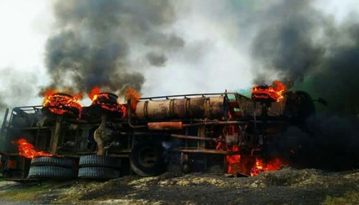 पूंछों से भरी ट्रक को गुस्साए कांवड़ियों ने किया आग ​के हवाले