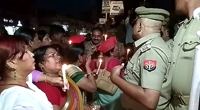 गोरखपुर ट्रेजडीः कैंडिल जलाकर श्रद्धांजलि देने आए सपाईयों को पुलिस ने रोका, हुई गरमा-गरमी