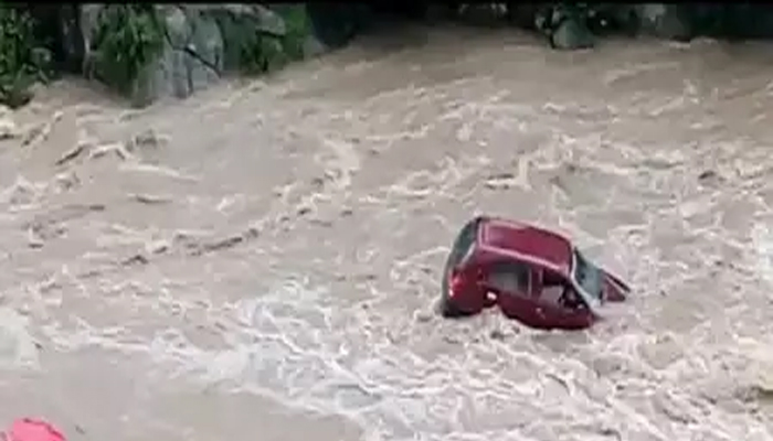 उत्तराखंड: नदी में आई बाढ़ में बह गई कार, 3 की मौत