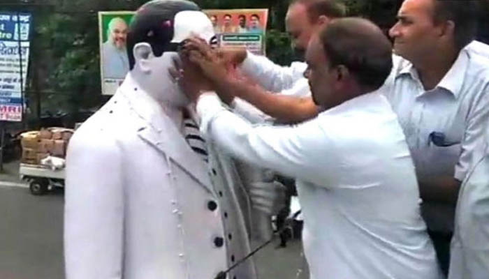 बीजेपी नेता सुनील बंसल ने पहनाई आंबेडकर प्रतिमा को माला, दलित वकीलों ने गंगा जल से किया शुद्धिकरण