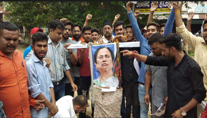बजरंग दल कार्यकर्ताओं ने फूंका ममता का पुतला, दिया बंगाल बचाने का नारा
