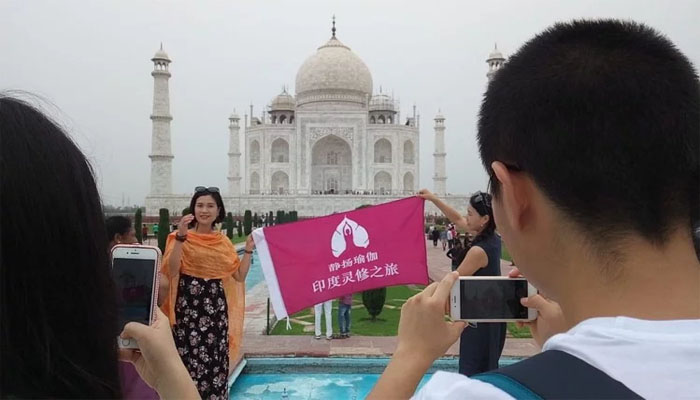 ताज महल की सुरक्षा में सेंध, चाइनीज भाषा में लिखा बैनर लहराया