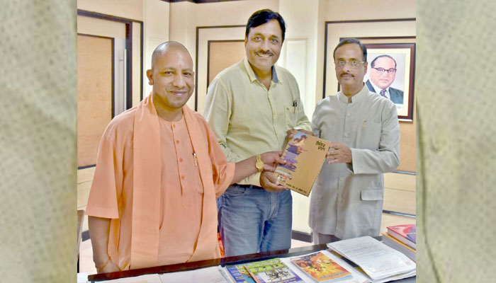वरिष्ठ पत्रकार रतिभान ने CM योगी को भेंट की अपनी पुस्तक तीर्थराज प्रयाग