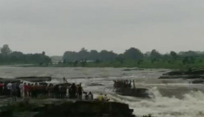 MP : शिवपुरी के झरने में फंसे 45 को सुरक्षित निकाला गया, 6 लापता