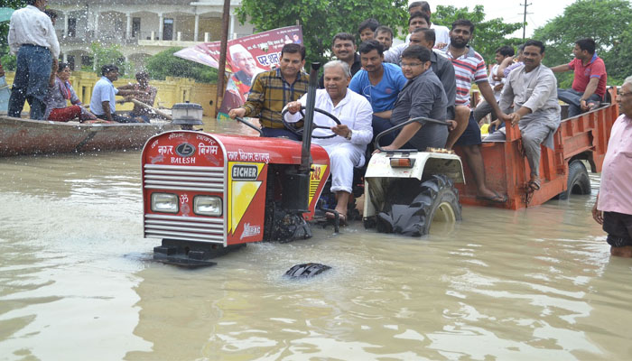 बाढ़ में डूब गया सपा सांसद का गांव, खुद ट्रैक्‍टर से ले गए राहत सामग्री