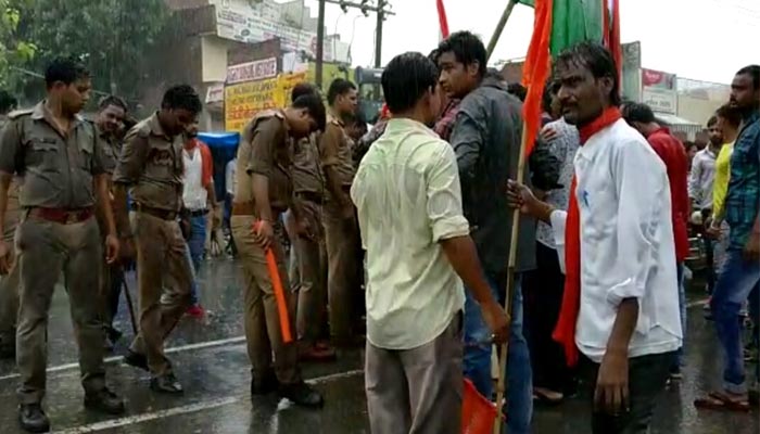 जोरदार बारिश के बीच तिरंगा यात्रा पर अड़े हिंयुवा के कार्यकर्ता, पुलिस ने नहीं करने दी मनमानी