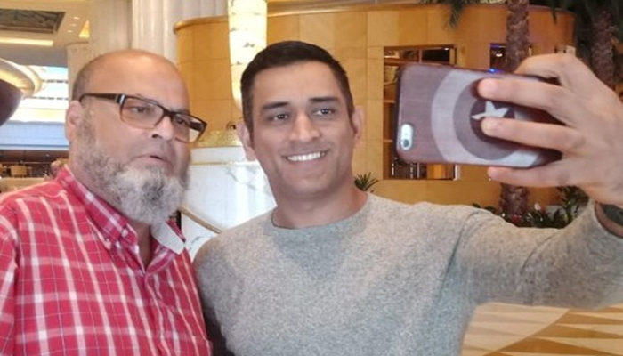 ...जब धोनी ने खुद ली पाकिस्तानी प्रशंसक बशीर चाचा के साथ सेल्फी