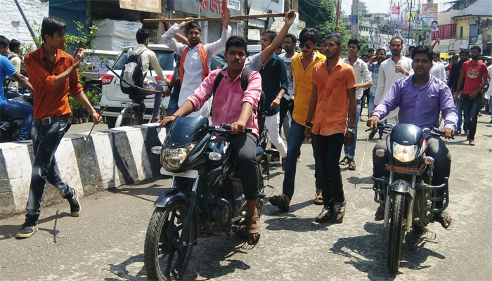 गोरखपुर: भारत बंद को लेकर ग्रामीण क्षेत्रों में दुकाने बंद, सड़कों पर उतरें कार्यकर्ता