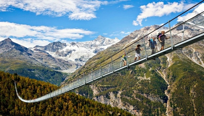 इस छुट्टी जरुर जाएं स्विट्जरलैंड और लें यहां की खूबसूरत जगहों का मजा