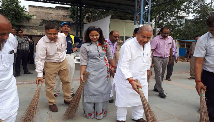 स्वच्छता अभियान:BJP mla और रोडवेज अधिकारियों- कर्मचारियों ने लगाई झाड़ू   