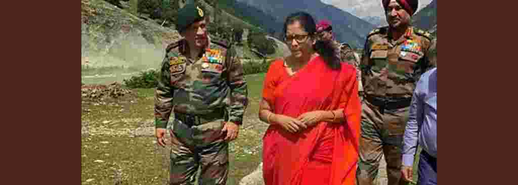 रक्षामंत्री सीतारमण ने कश्मीर में अग्रिम चौकियों का दौरा किया