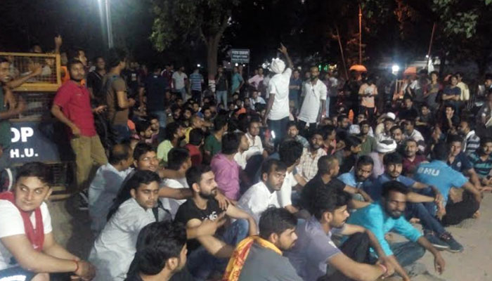 छात्रों ने चीफ प्रॉक्टर रोयना सिंह के खिलाफ खोला मोर्चा, बर्खास्त करने की मांग