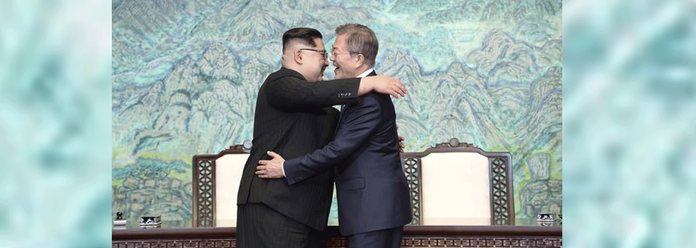 सैन्य समझौता: दक्षिण कोरियाई राष्ट्रपति व किम जोंग ने मिलाया हाथ